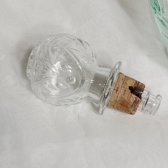 Vintage Daisy Green clear Glass Decanter pitcher cork stopper. - Picture 11 of 13